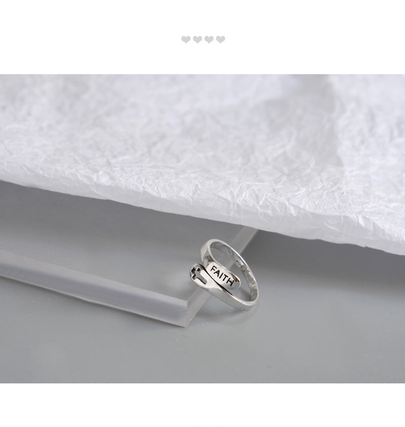 Anillo de creencia hueco con letras inglesas a la moda