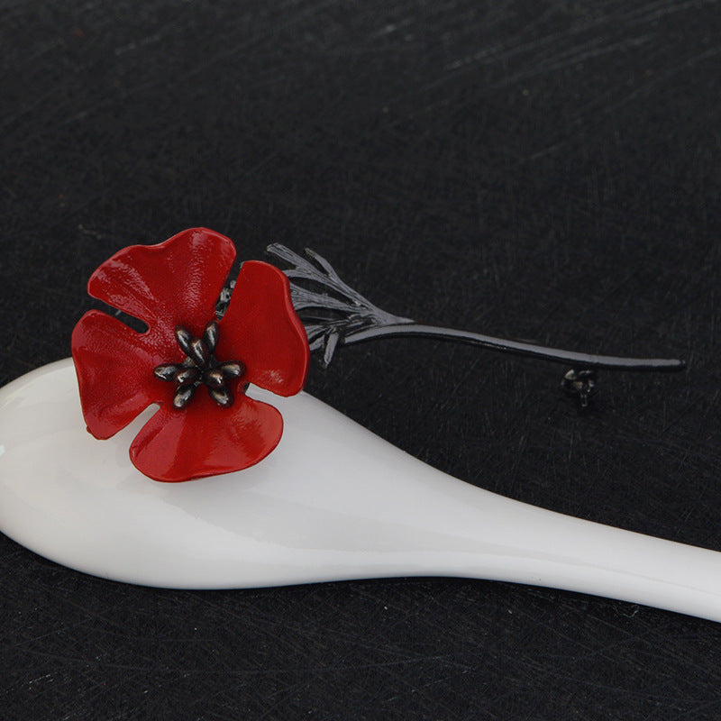 Rote Blumenbrosche