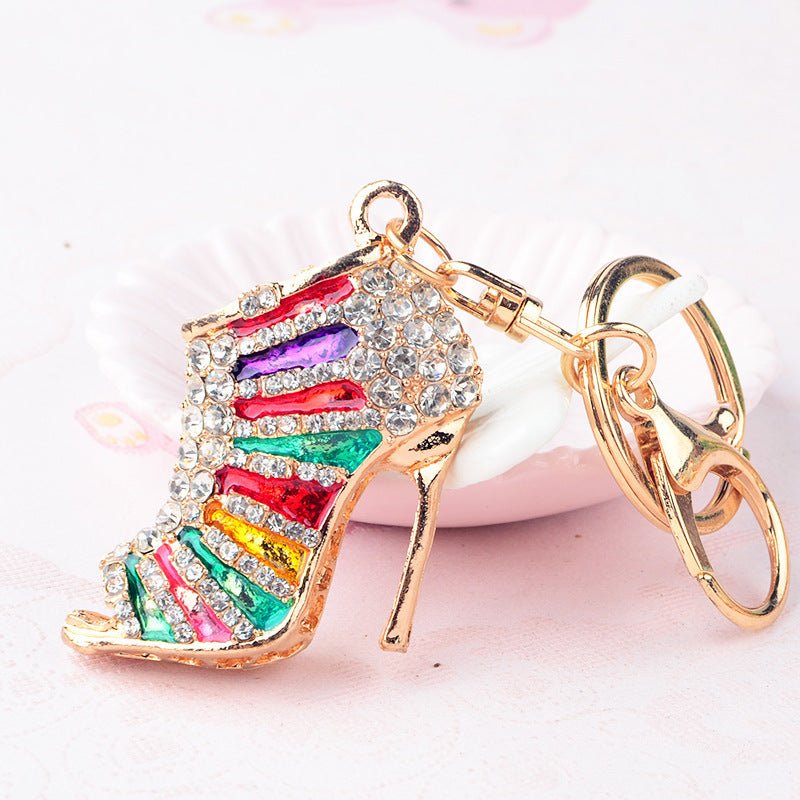 Llavero de mochila de aleación con modelado de tacones altos huecos con incrustaciones de diamantes