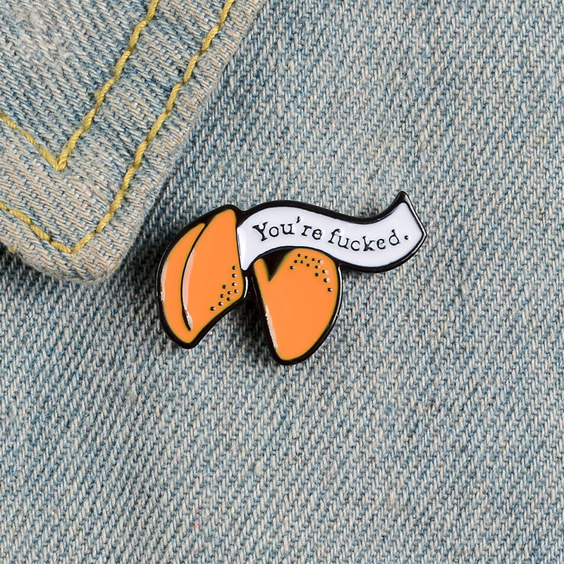 Emaille-Pin mit Cartoon-Glückskeks, aus dem Öl tropft