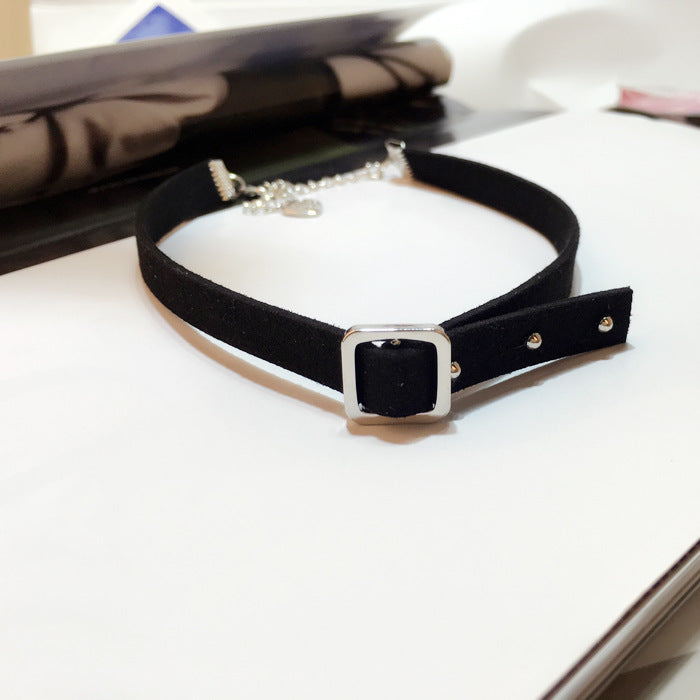 Collar gargantilla con tachuelas