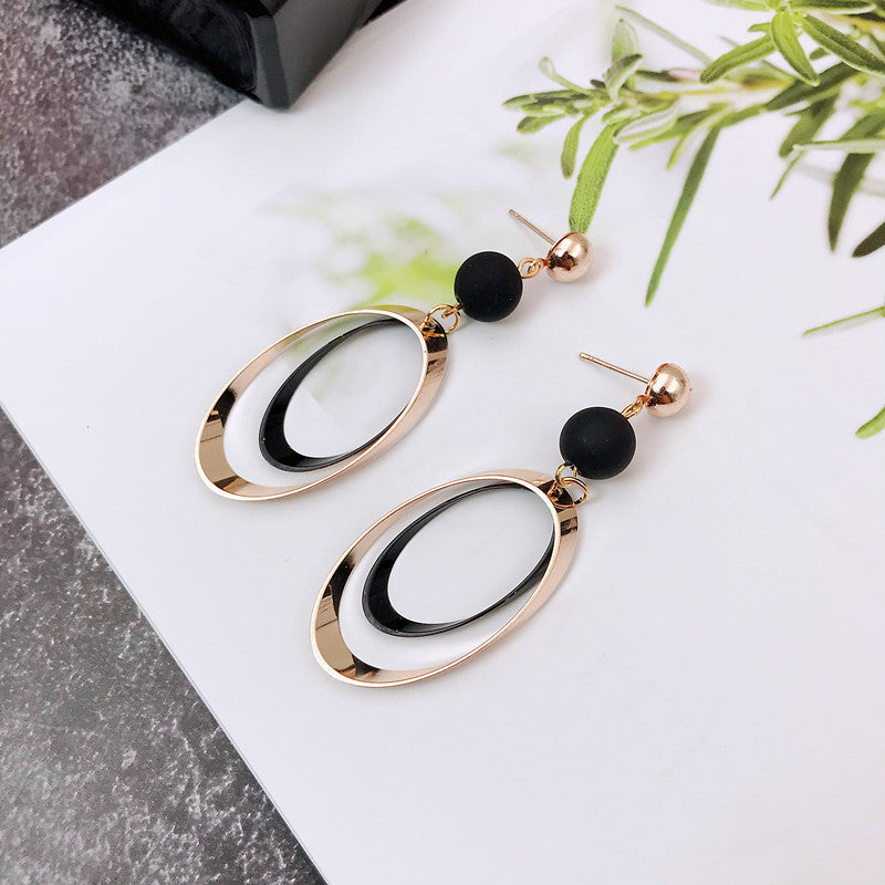 Koreanische Bogenquasten-Ohrringe asymmetrische Perlenblumen-Ohrringe