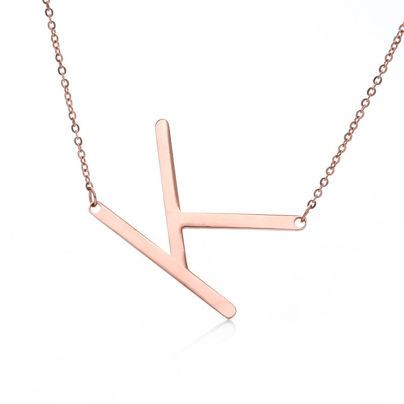 Fabuloso collar con colgante de letra inicial de acero inoxidable chapado en oro rosa