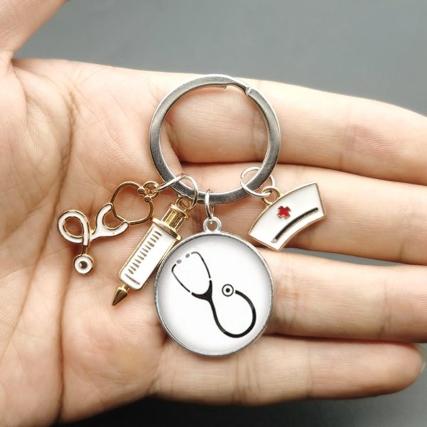 Llavero de jeringa y estetoscopio para personal médico
