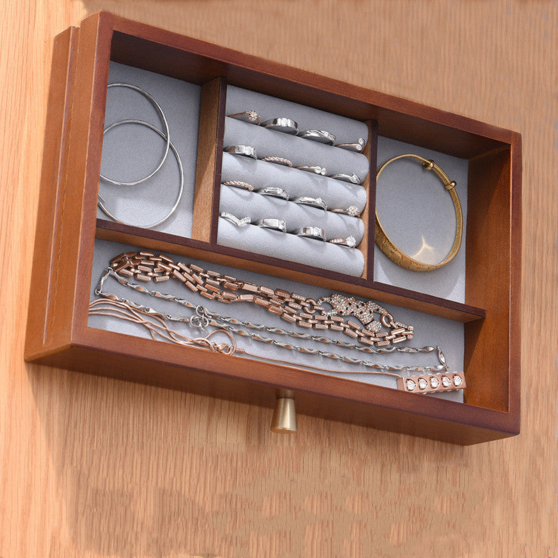 Einfache Schmuckschatulle aus Holz für Make-up
