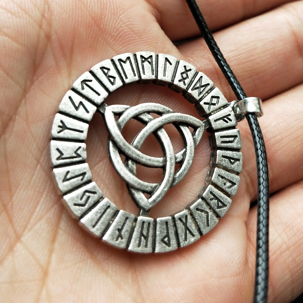 Nordische Halskette mit mythischen Runen-Amulett