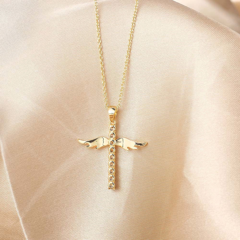 Collar con cruz y alas de ángel