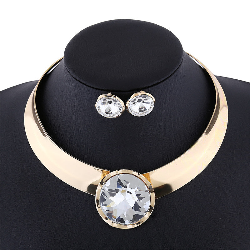 Schmuckset aus Halskette und Ohrringen