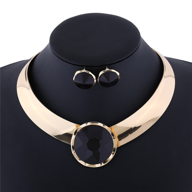 Schmuckset aus Halskette und Ohrringen