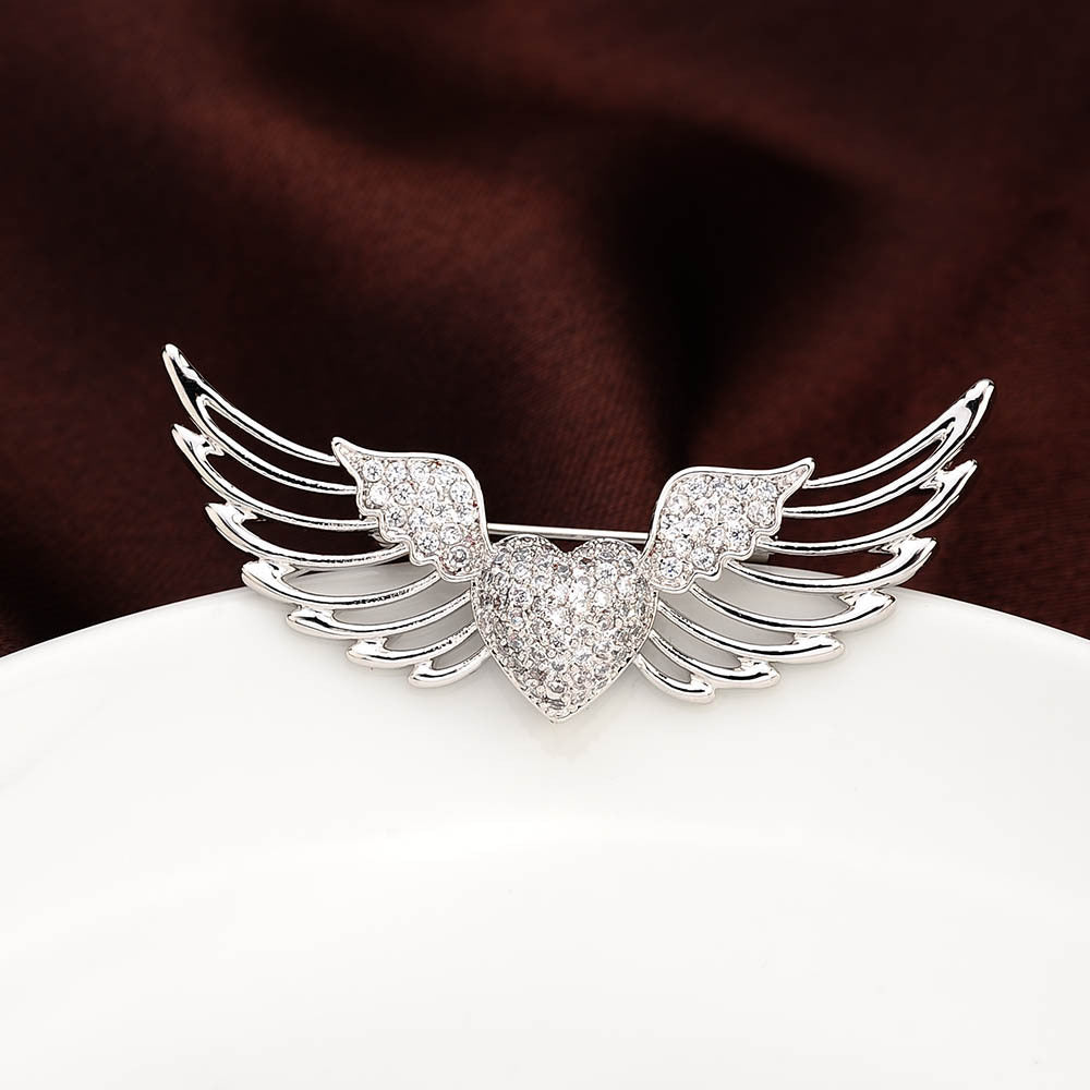 Broche de cuello con alas de ángel con incrustaciones de circonitas