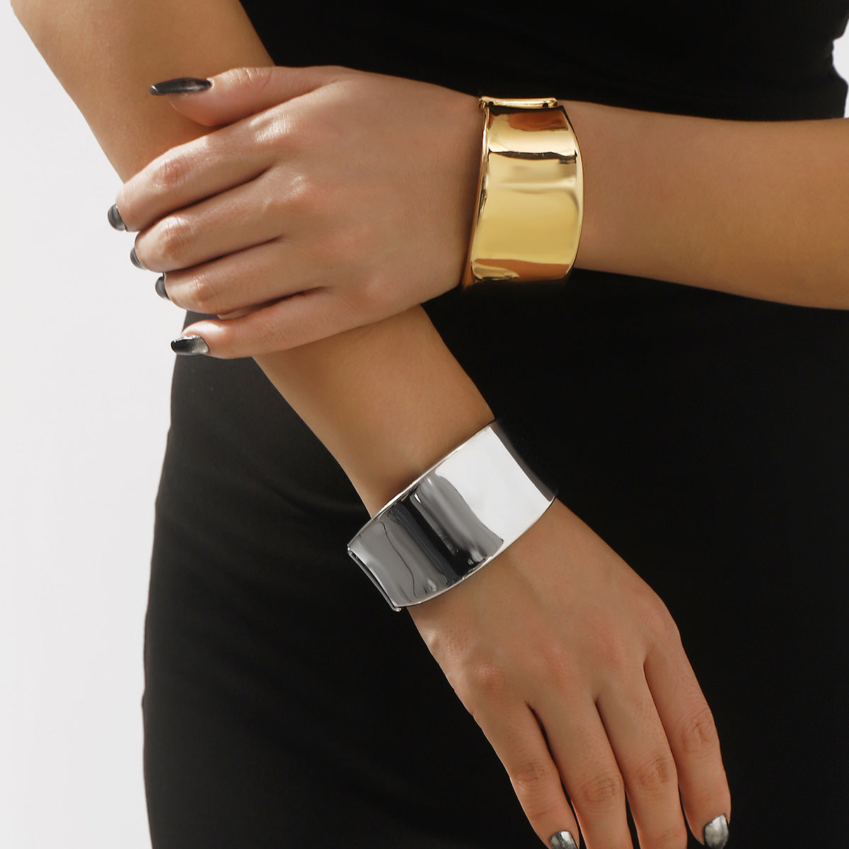 Pulsera ancha brillante con diseño geométrico de primavera