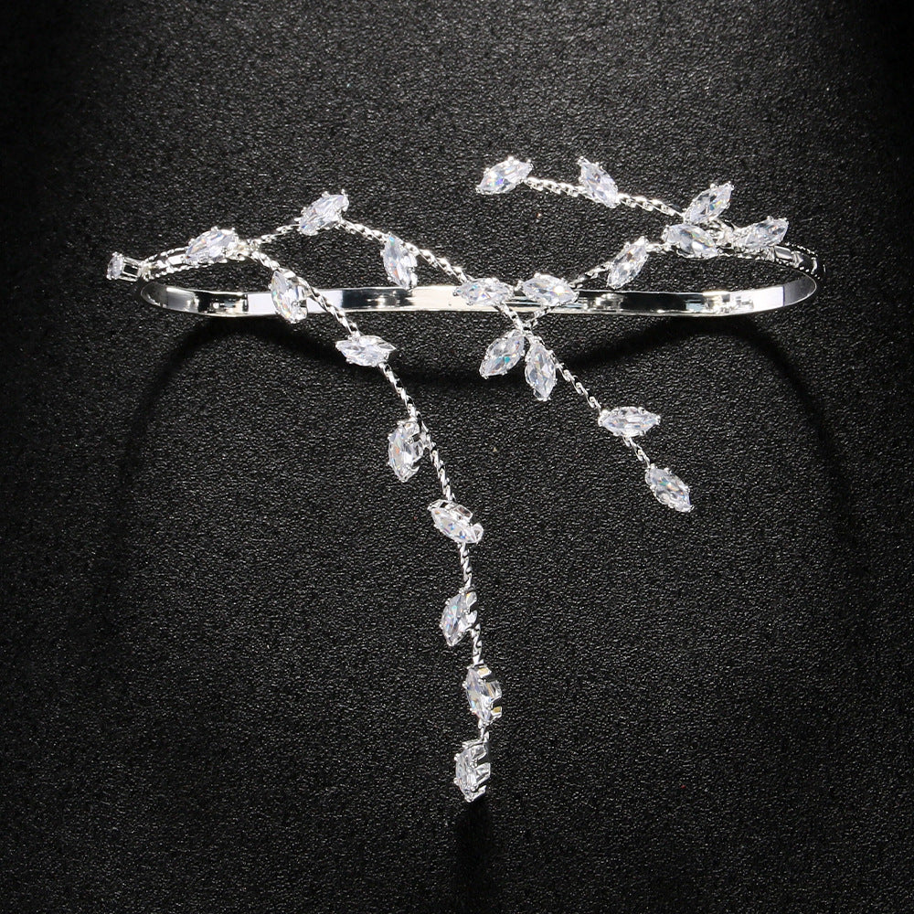 Armreif für Damen mit geometrischem Muster, Schwerindustrie-Stil und eingelegten Zirkonia-Blättern