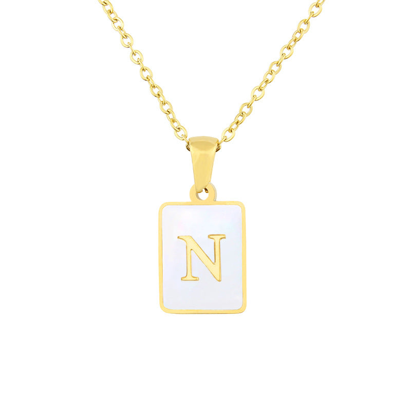 Collar con 26 Letras y Concha Cuadrada de Acero Inoxidable