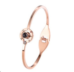 Japanische und koreanische Version des Armbandes aus 18K Roségold mit vierblättrigem Kleeblatt für Damen, schwarze Legierung, offenes Armband, Schmuck