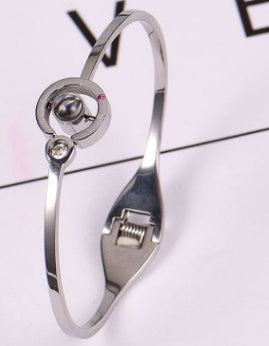 Japanische und koreanische Version des Armbandes aus 18K Roségold mit vierblättrigem Kleeblatt für Damen, schwarze Legierung, offenes Armband, Schmuck