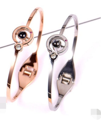 Japanische und koreanische Version des Armbandes aus 18K Roségold mit vierblättrigem Kleeblatt für Damen, schwarze Legierung, offenes Armband, Schmuck