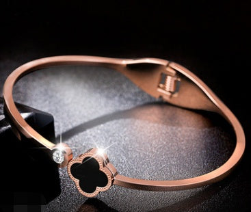 Japanische und koreanische Version des Armbandes aus 18K Roségold mit vierblättrigem Kleeblatt für Damen, schwarze Legierung, offenes Armband, Schmuck