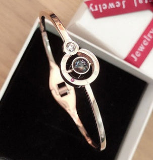 Japanische und koreanische Version des Armbandes aus 18K Roségold mit vierblättrigem Kleeblatt für Damen, schwarze Legierung, offenes Armband, Schmuck