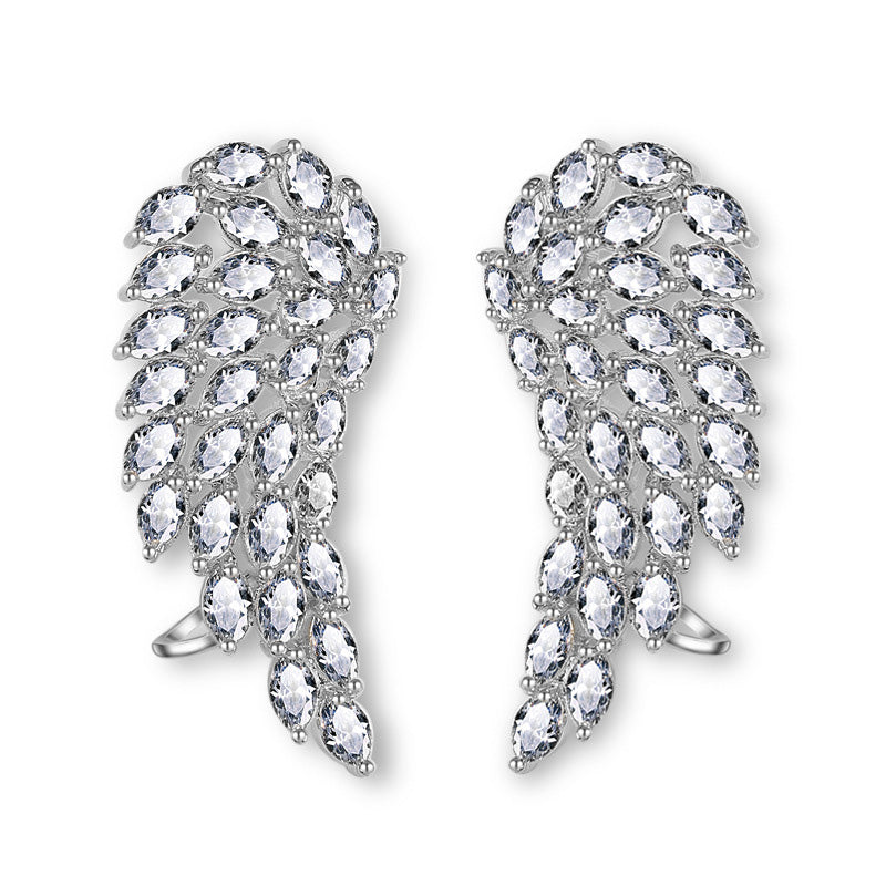 Pendientes de tuerca de alas de ángel con circonita cúbica brillante para mujer, joyería de boda de moda en color oro blanco