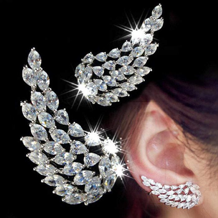 Pendientes de tuerca de alas de ángel con circonita cúbica brillante para mujer, joyería de boda de moda en color oro blanco