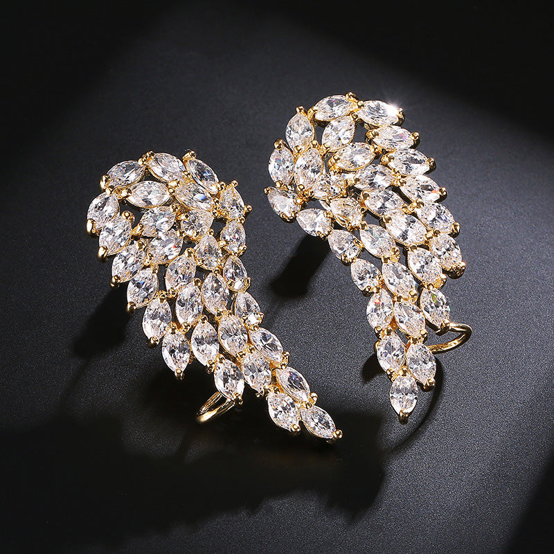 Pendientes de tuerca de alas de ángel con circonita cúbica brillante para mujer, joyería de boda de moda en color oro blanco