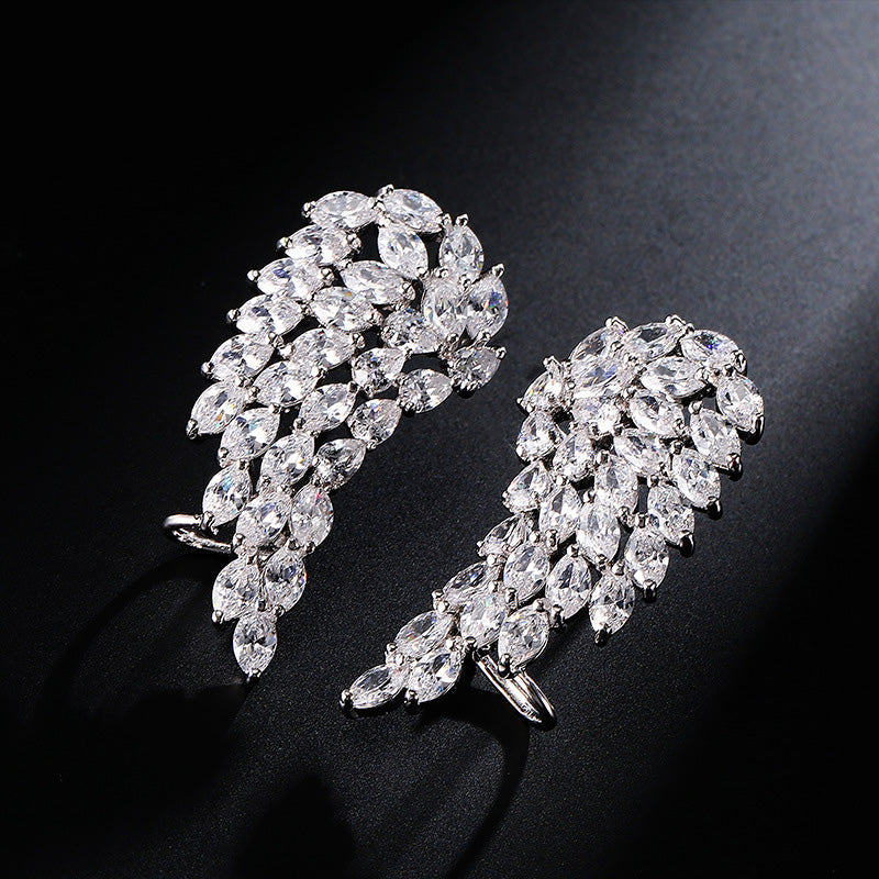 Pendientes de tuerca de alas de ángel con circonita cúbica brillante para mujer, joyería de boda de moda en color oro blanco