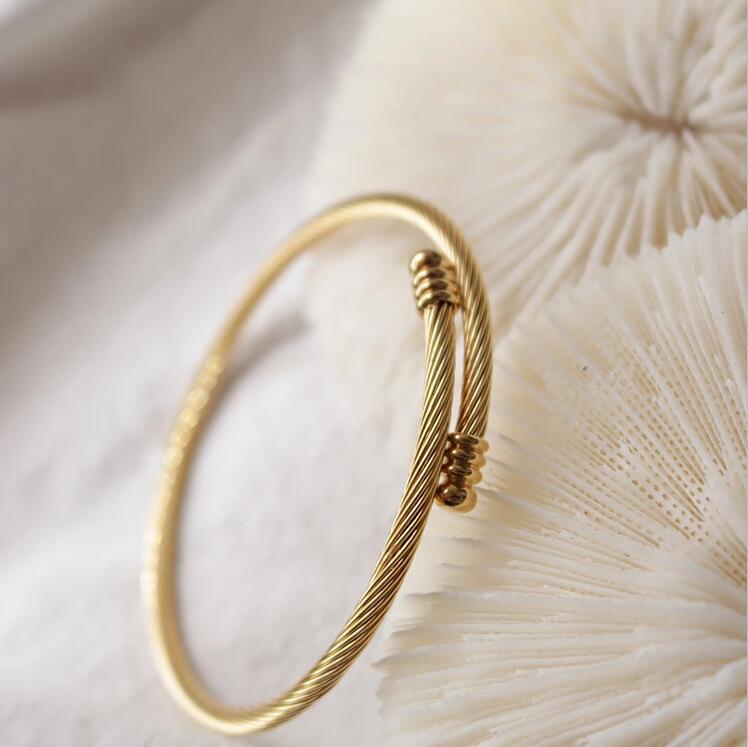 Brazalete de acero de titanio