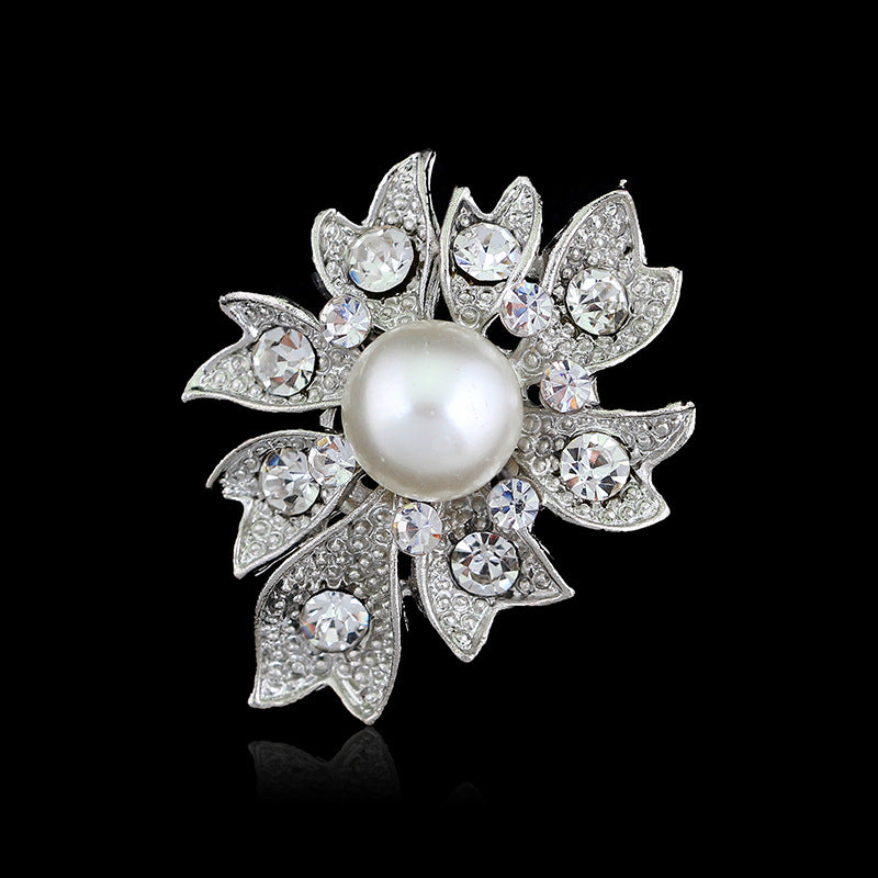 Broche de mantón delicado de perlas y diamantes