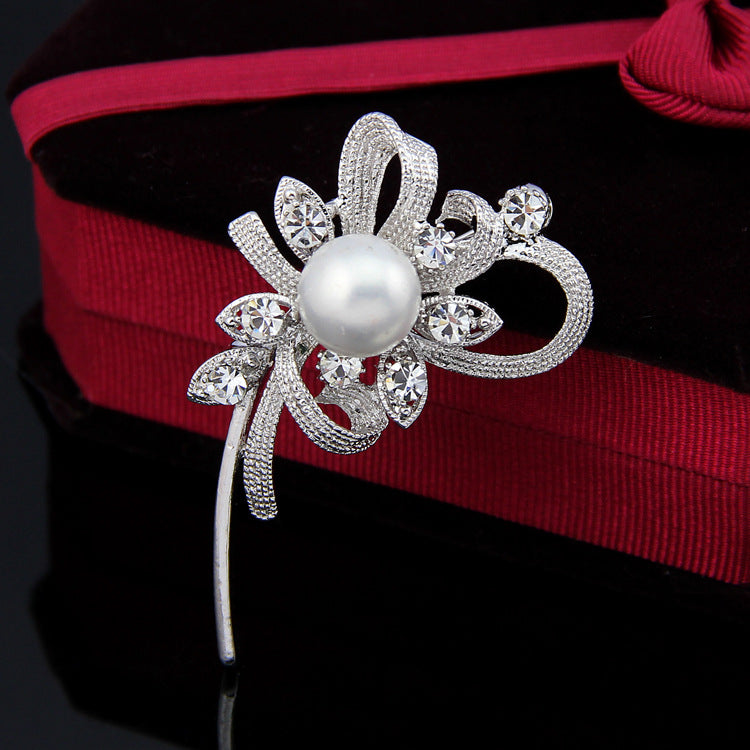 Broche de mantón delicado de perlas y diamantes