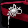 Broche de mantón delicado de perlas y diamantes