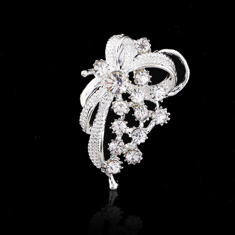 Broche de mantón delicado de perlas y diamantes