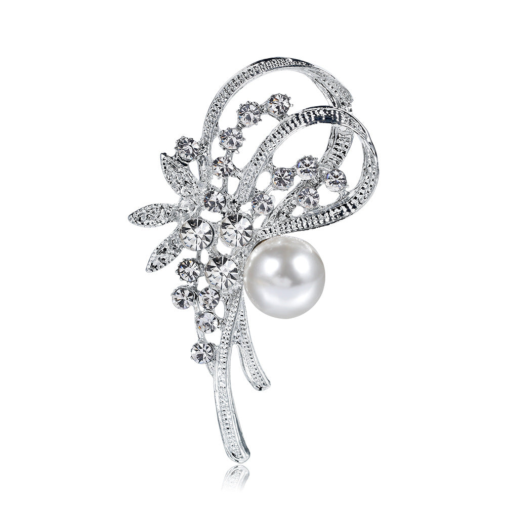 Broche de mantón delicado de perlas y diamantes