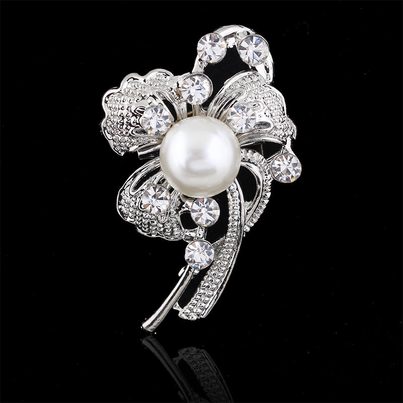 Broche de mantón delicado de perlas y diamantes