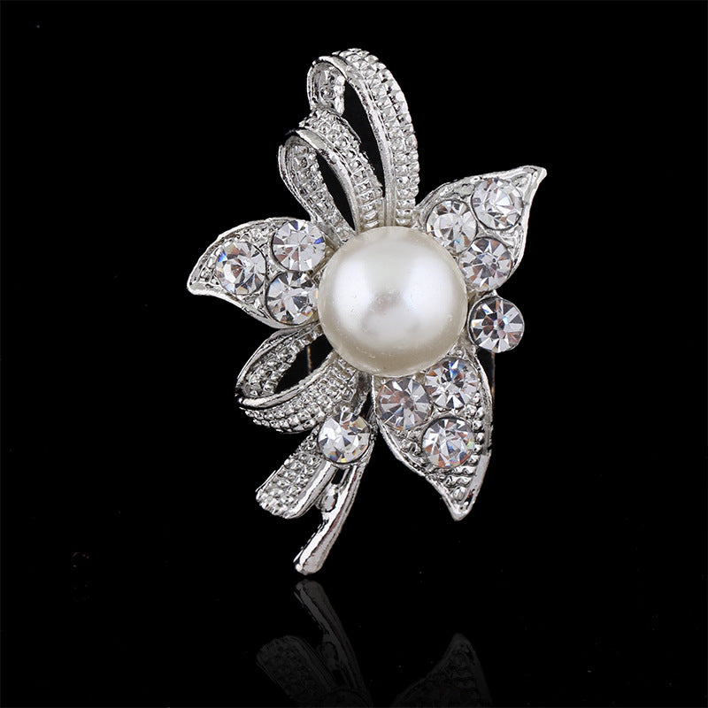 Broche de mantón delicado de perlas y diamantes