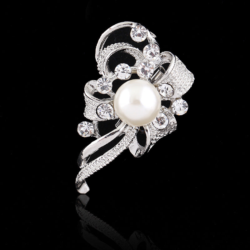 Broche de mantón delicado de perlas y diamantes