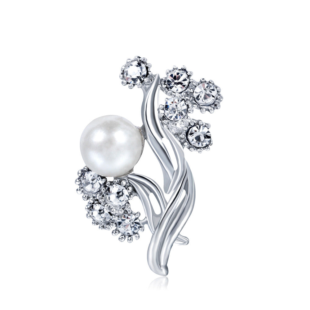 Broche de mantón delicado de perlas y diamantes