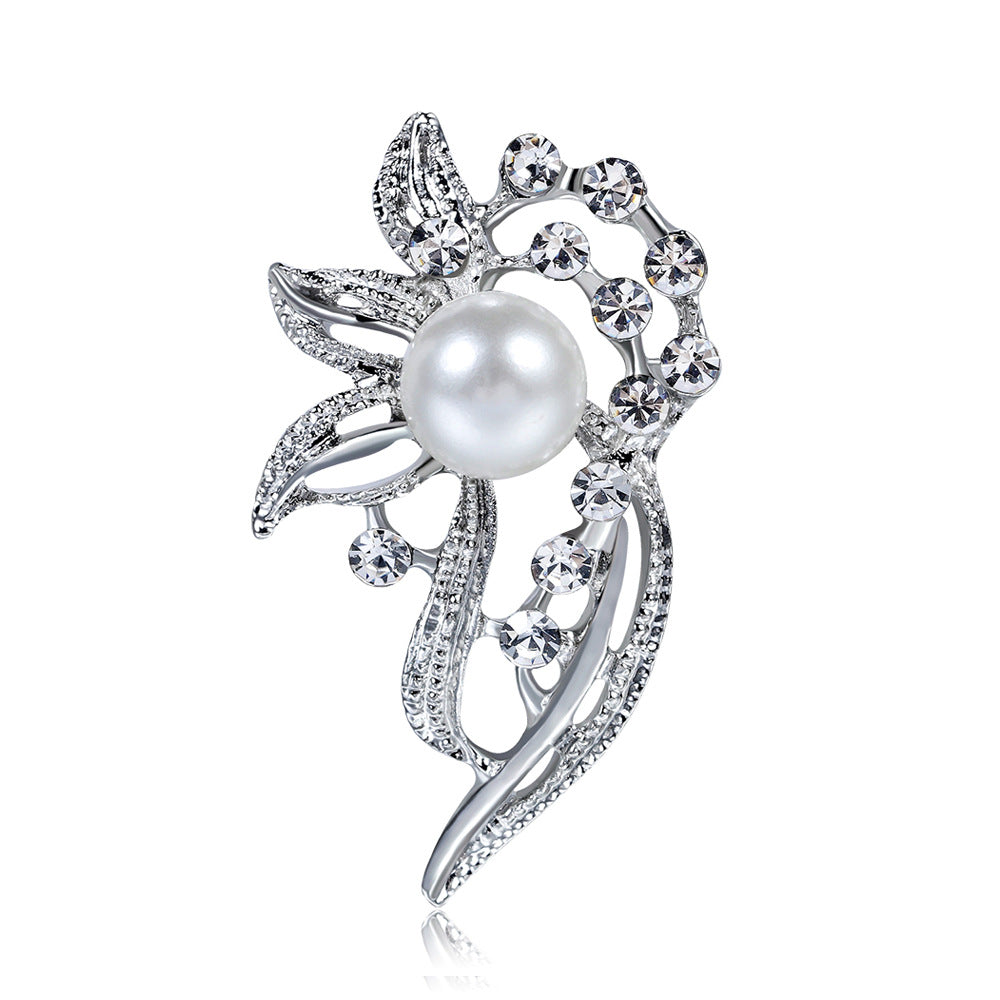 Broche de mantón delicado de perlas y diamantes