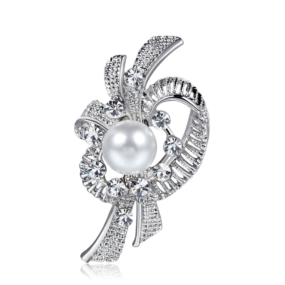 Broche de mantón delicado de perlas y diamantes