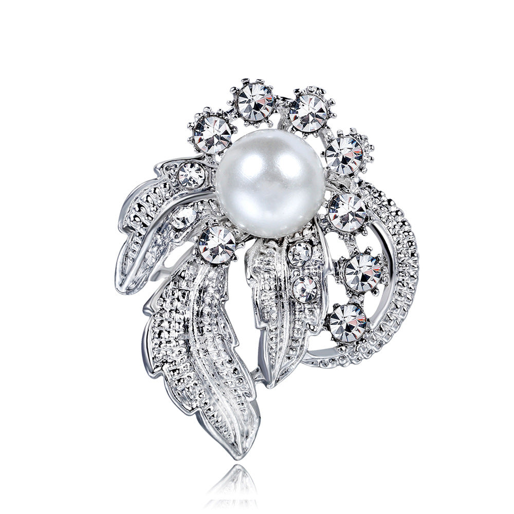Broche de mantón delicado de perlas y diamantes