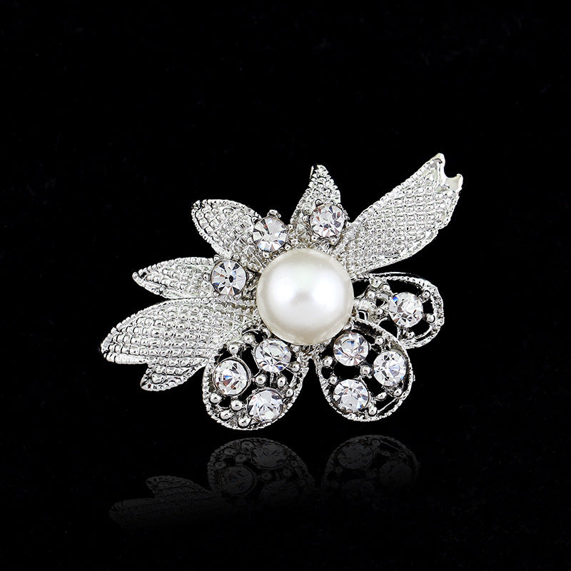 Broche de mantón delicado de perlas y diamantes