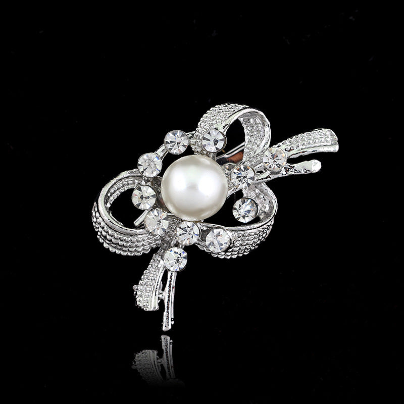 Broche de mantón delicado de perlas y diamantes