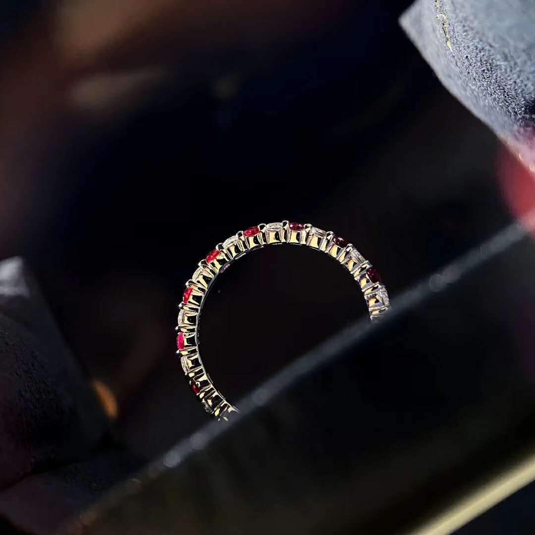 Anillo apilable importado de plata 925 chapada en platino con diamante de alto carbono 5A, zafiro rojo natural y fila de diamantes.