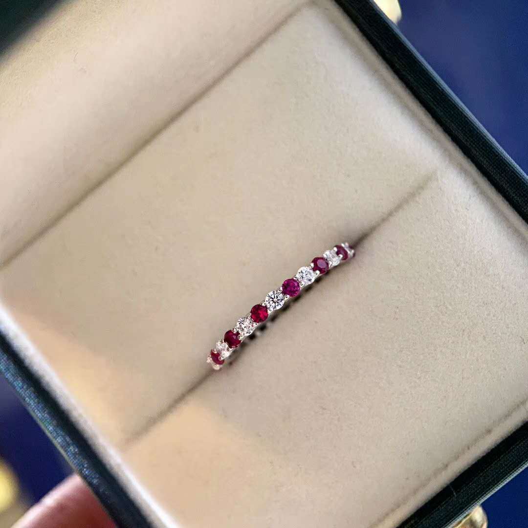 Anillo apilable importado de plata 925 chapada en platino con diamante de alto carbono 5A, zafiro rojo natural y fila de diamantes.