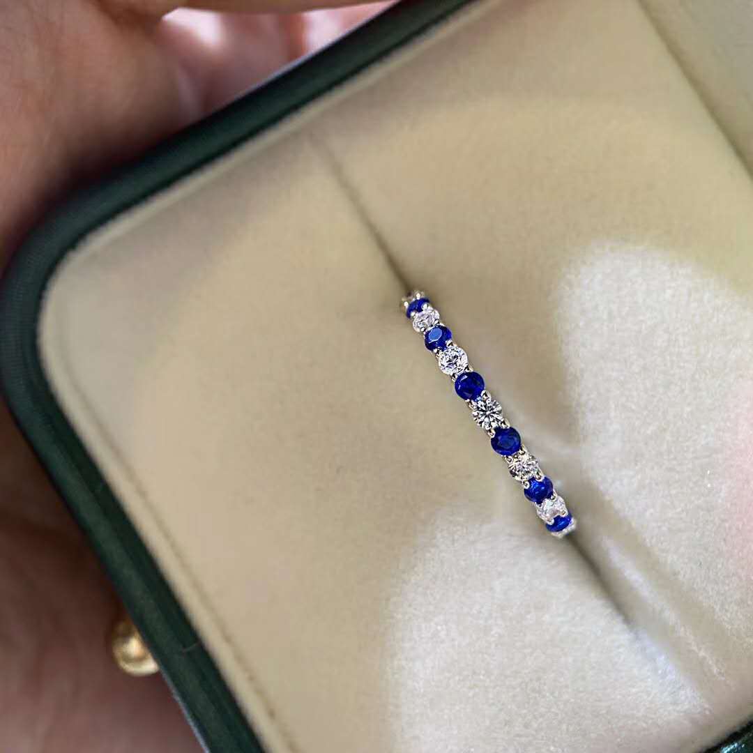 Anillo apilable importado de plata 925 chapada en platino con diamante de alto carbono 5A, zafiro rojo natural y fila de diamantes.