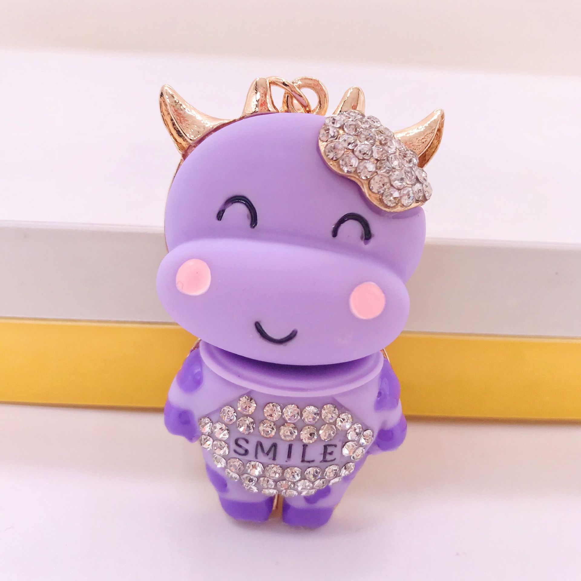 Colgante de llavero de coche con diseño de vaca sonriente, de resina con diamantes de imitación, de metal, creativo del zodíaco