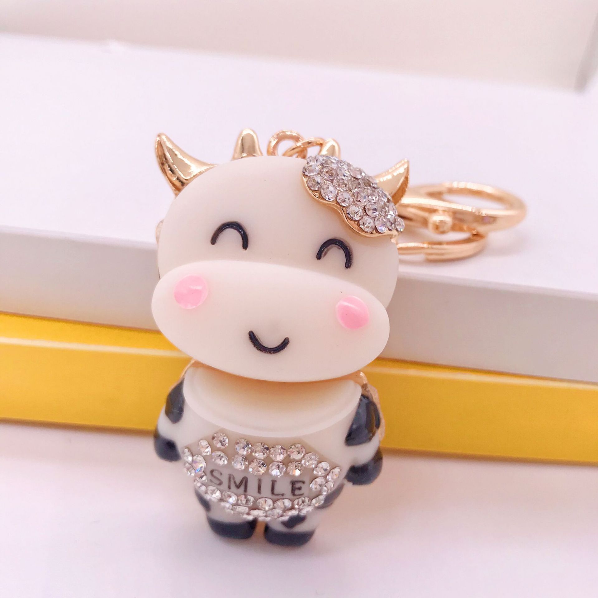 Colgante de llavero de coche con diseño de vaca sonriente, de resina con diamantes de imitación, de metal, creativo del zodíaco