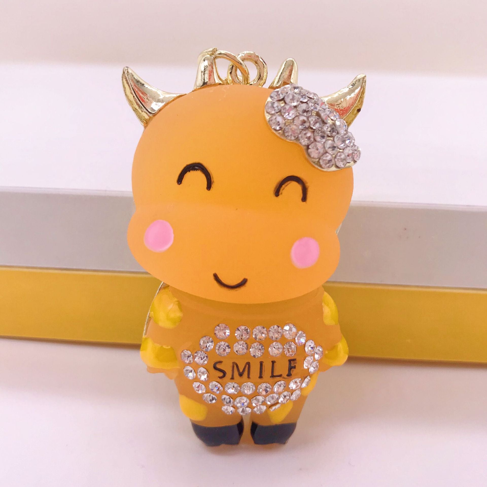 Colgante de llavero de coche con diseño de vaca sonriente, de resina con diamantes de imitación, de metal, creativo del zodíaco