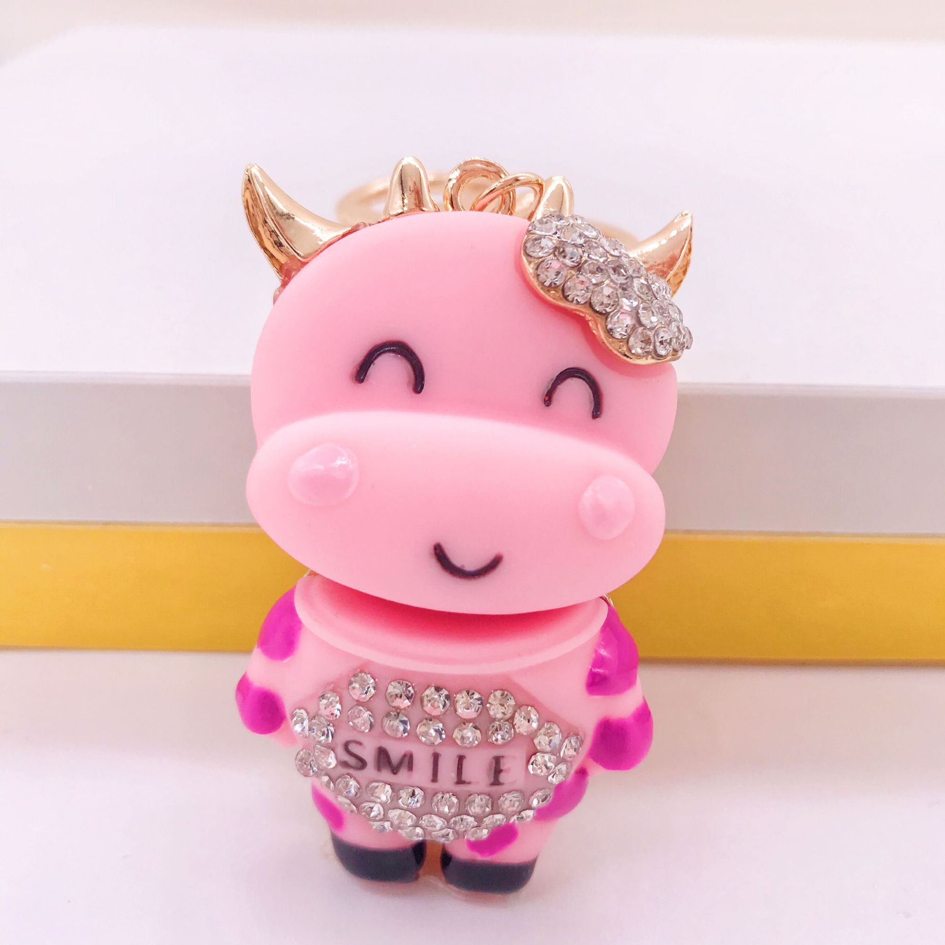 Colgante de llavero de coche con diseño de vaca sonriente, de resina con diamantes de imitación, de metal, creativo del zodíaco