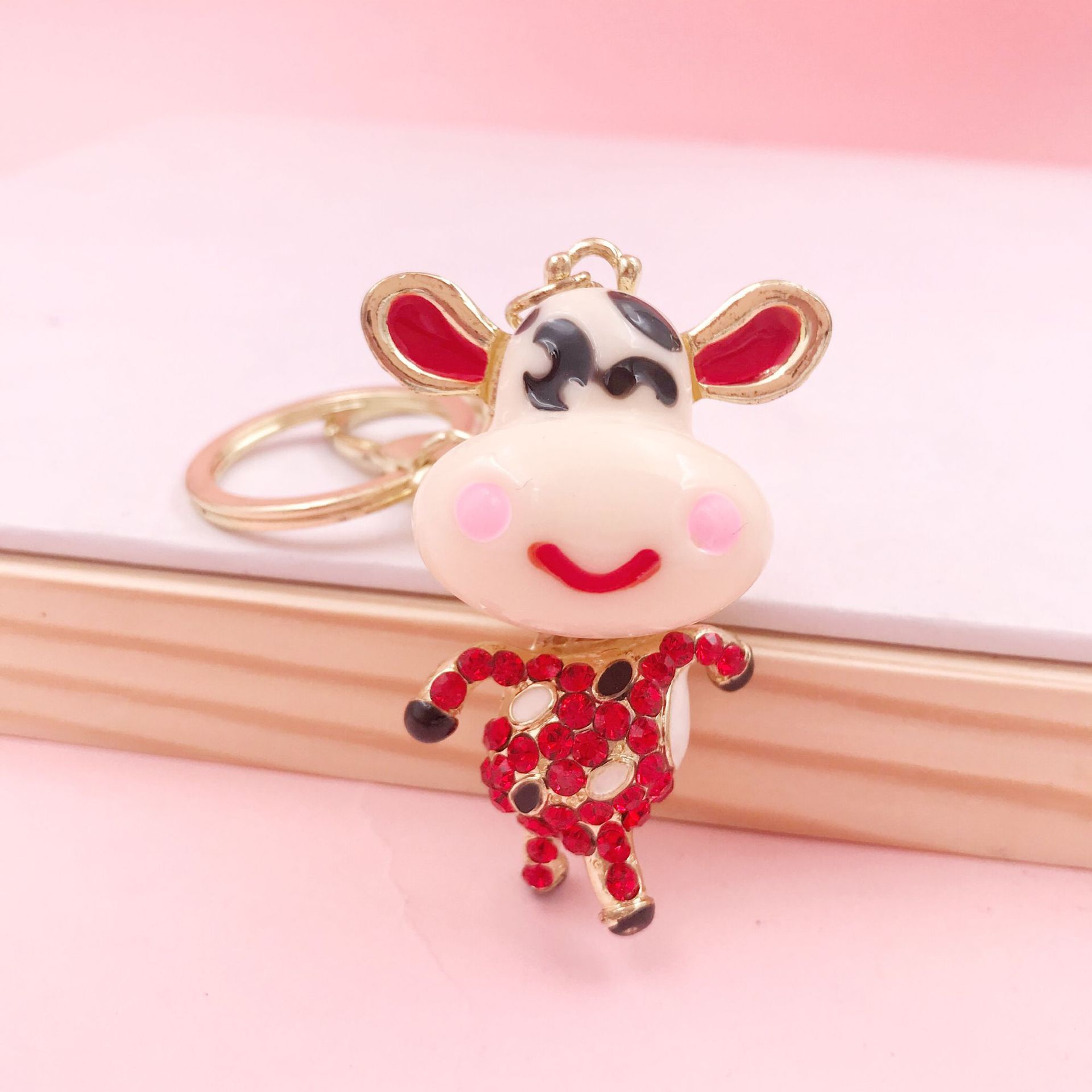 Colgante de llavero de coche con diseño de vaca sonriente, de resina con diamantes de imitación, de metal, creativo del zodíaco