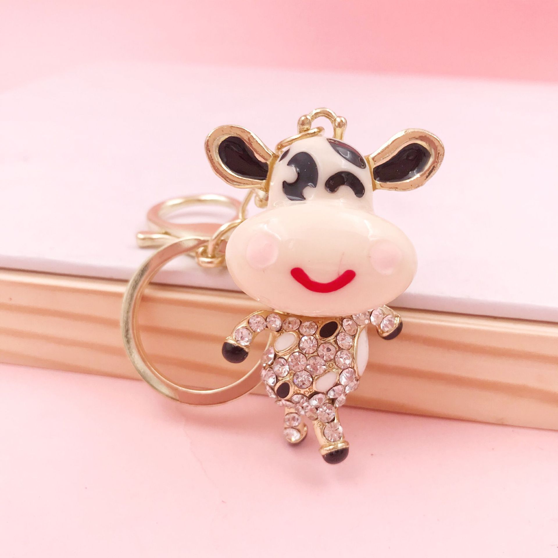 Colgante de llavero de coche con diseño de vaca sonriente, de resina con diamantes de imitación, de metal, creativo del zodíaco